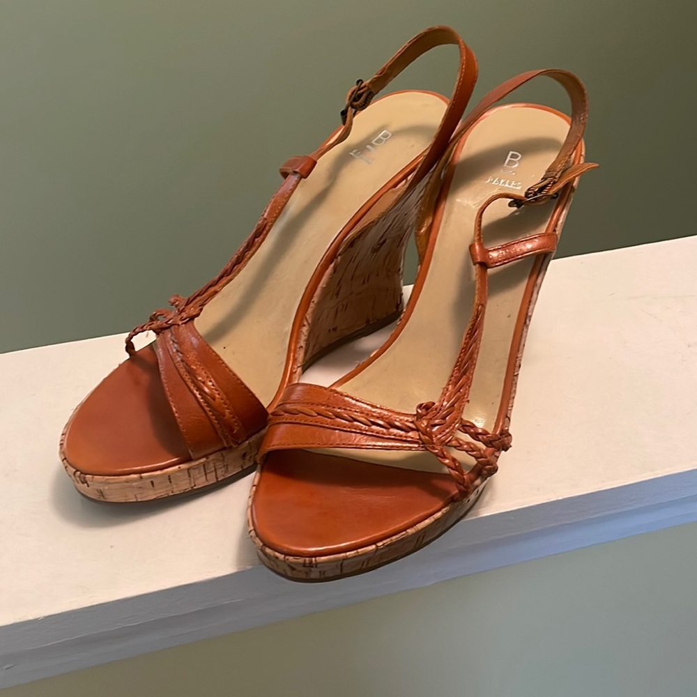 Comfortable wedge, perfect for jeans or shorts with a blazer or sundress.